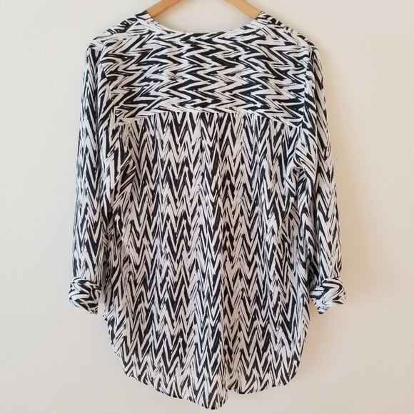 S/I STUDIO Chevron v-neck top - Picture 4 of 4